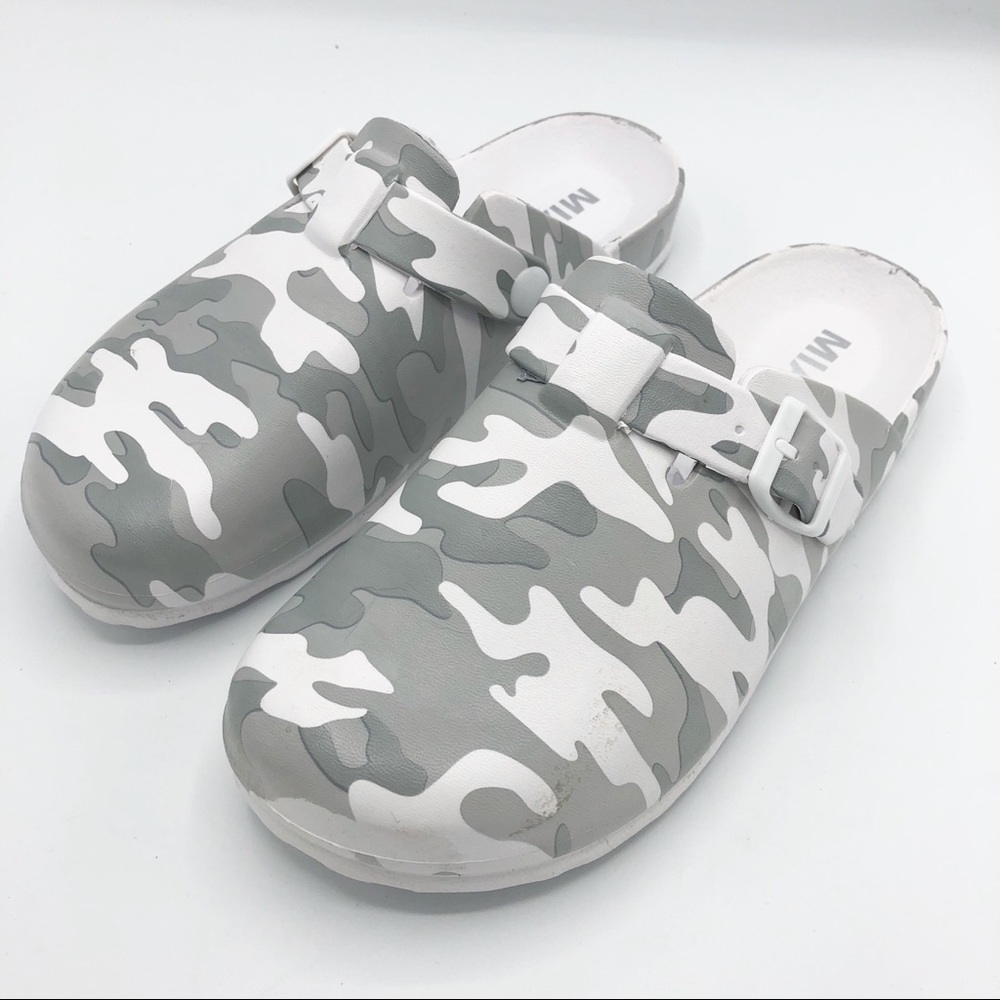 Mia Kacie Gray and White Camo Clog Shoes Size 10